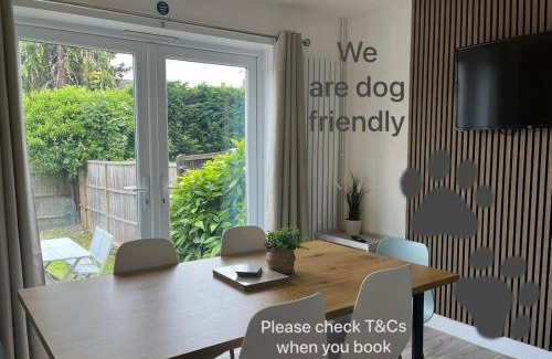 Caversham Apartment | Briants, Spacious Home-from-Home, Free Parking & Secure Garden