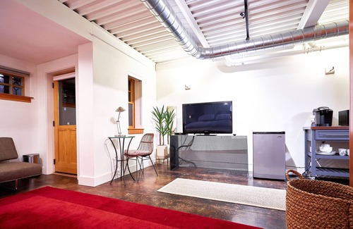 Southern Crossing Apartment | Brick Brownstone Living in the most desired neighborhood in Bend.