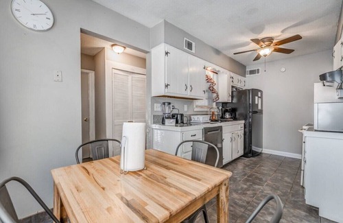 Ellendale House | Brick Bungalow - Mins from Parks