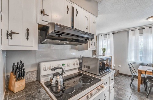 Ellendale House | Brick Bungalow - Mins from Parks