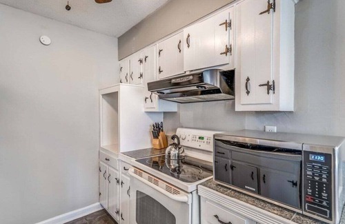 Ellendale House | Brick Bungalow - Mins from Parks