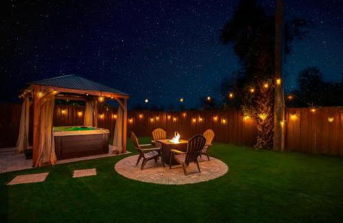 Central Naples House | Brick Enclave with Mini Golf & SPA, 5mins to beach