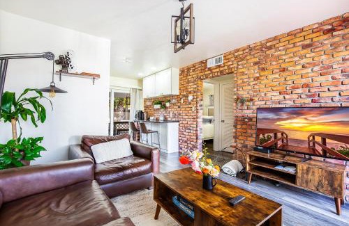 Central Naples House | Brick Enclave with Mini Golf & SPA, 5mins to beach