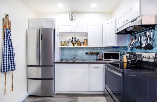 Central Naples House | Brick Enclave with Mini Golf & SPA, 5mins to beach