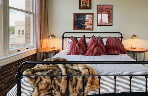 Palestine Apartment | Brick & Leather a The Lofts