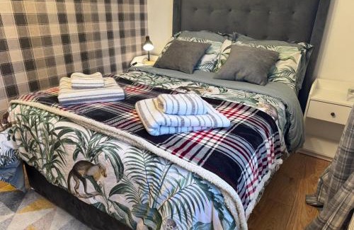 Castle Donington House | Brick lodge house