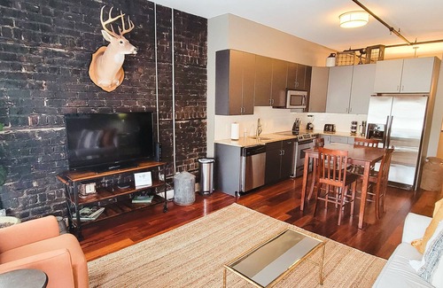 Historic District - North Apartment | Brick on Broughton-*Spacious Downtown Loft near Plant Riverside*