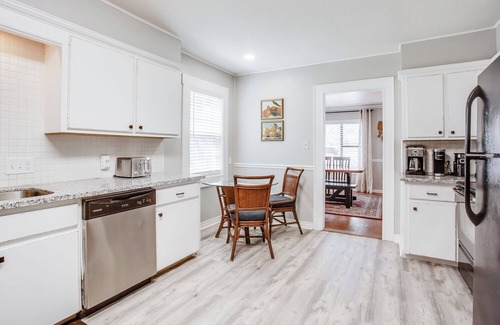 South Overton House | Brick Road Bungalow - Near TTU