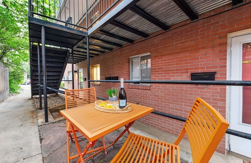 Old Town Condo | Brick Suite | Bright & Bold Retreat Near Old Town