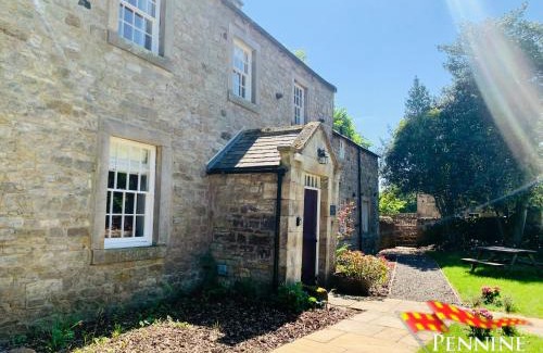 Haltwhistle House | Bridge End House - Country House & Private River Bank