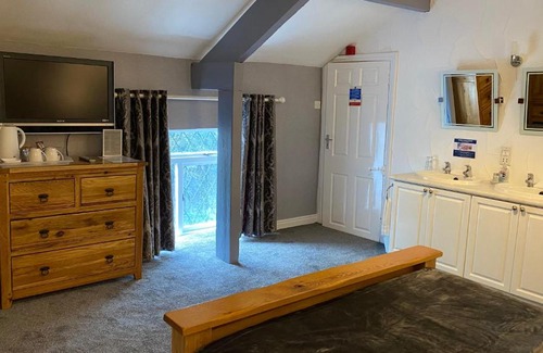 Oulton House | Bridge Farm Hotel