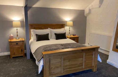 Oulton House | Bridge Farm Hotel
