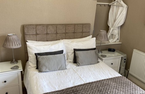 Oulton House | Bridge Farm Hotel