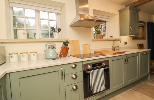 Harrogate Cottage | BRIDGE HOUSE COTTAGE, pet friendly, with open fire in Harrogate