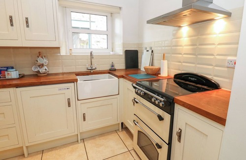 Hawes House | BRIDGE HOUSE, pet friendly, with a garden in Hawes