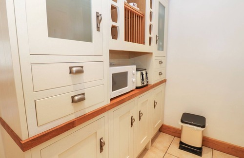 Hawes House | BRIDGE HOUSE, pet friendly, with a garden in Hawes