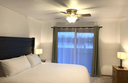 Tomahawk Apartment | Bridge Inn Suite101 Kitchen1King 2Futons RiverWiew