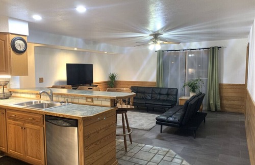 Tomahawk Apartment | Bridge Inn Suite101 Kitchen1King 2Futons RiverWiew