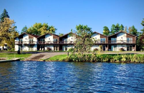 Tomahawk House | Bridge Inn Tomahawk - Suite 101, Kitchen, 1 Kind Size Bed, 2 Futons, Walkout, River View