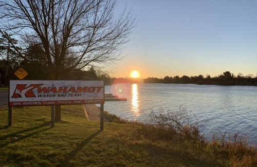 Tomahawk House | Bridge Inn Tomahawk - Suite 101, Kitchen, 1 Kind Size Bed, 2 Futons, Walkout, River View