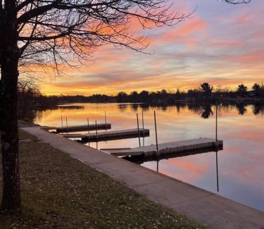 Tomahawk House | Bridge Inn Tomahawk - Suite 101, Kitchen, 1 Kind Size Bed, 2 Futons, Walkout, River View