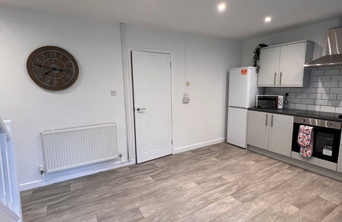Aberfan House | Bridge Place - Spacious Home with plenty of beds!