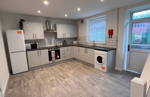 Aberfan House | Bridge Place - Spacious Home with plenty of beds!