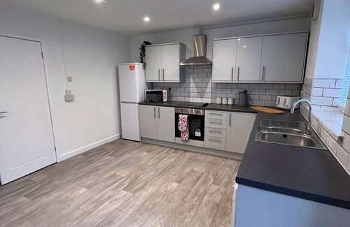 Aberfan House | Bridge Place - Spacious Home with plenty of beds!