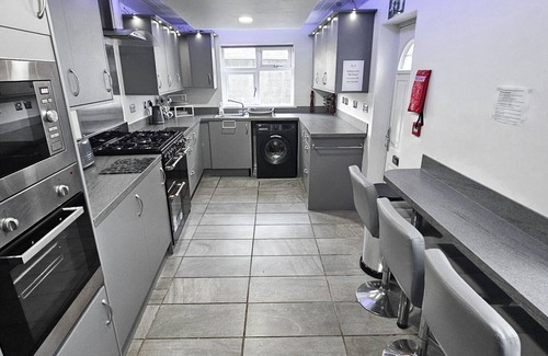 MacMerry Ski Chalet | Bridge St 6 Bedroom House - Tranent