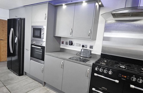 MacMerry Ski Chalet | Bridge St 6 Bedroom House - Tranent