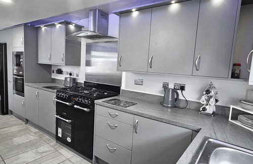 MacMerry Ski Chalet | Bridge St 6 Bedroom House - Tranent
