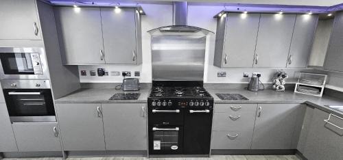 MacMerry House | Bridge St 6 Bedroom House - Tranent