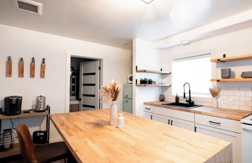 John Ball Park Apartment | Bridge St Beauty, Brunch & Bars [2 Beds 1 Bath]