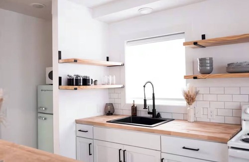 John Ball Park Apartment | Bridge St Beauty, Brunch & Bars [2 Beds 1 Bath]