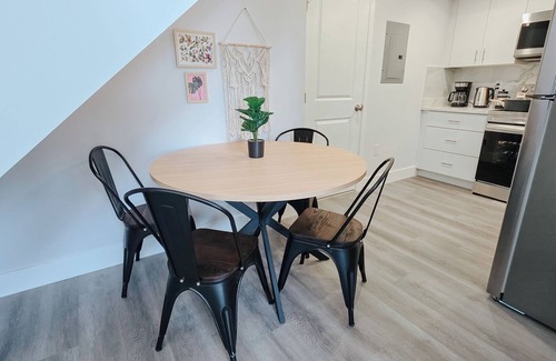 Center City Apartment | Bridge View/2 King Beds/75"TV/Rain Shower