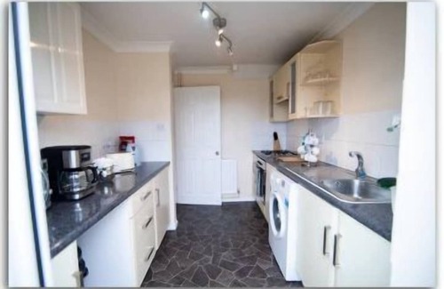 Basingstoke House | BridgeCity ★SPACIOUS★ 3 Bedroom House ★ Basingstoke Parking