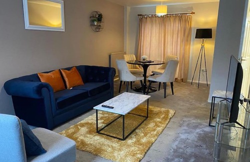 Basingstoke Villa | BridgeCity Spacious Cottage in the Heart of Basingstoke