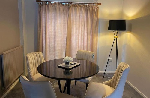 Basingstoke Villa | BridgeCity Spacious Cottage in the Heart of Basingstoke