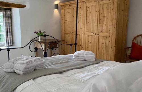 Grindleford Bridge House | Bridgefoot Cottage - Riverside Patio, Wild Swimming + Hottub