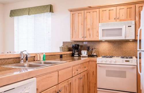 Ketchum Condo | Bridgepoint Condo 11 - Cozy Summer Getaway w/Hot Tub in Complex