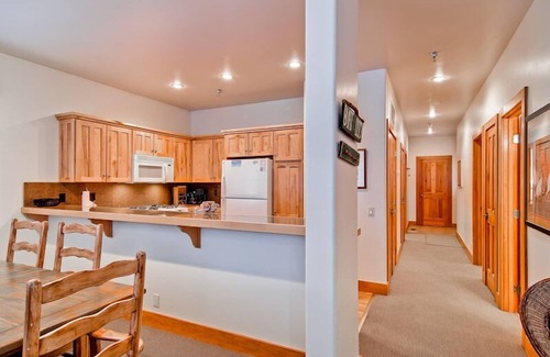 Ketchum Condo | Bridgepoint Condo 11 - Cozy Summer Getaway w/Hot Tub in Complex