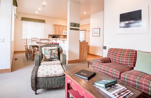 Ketchum Condo | Bridgepoint Condo 11 - Cozy Summer Getaway w/Hot Tub in Complex