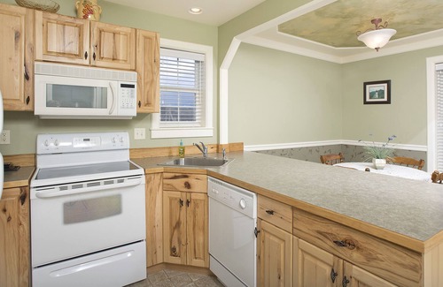 Belgrade House | Bridger View Bungalow hot tub under the stars