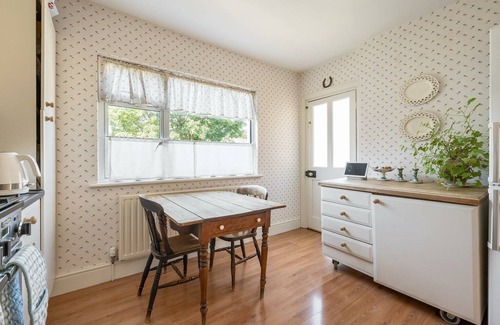 Walthamstow Apartment | Bridgerton inspired 1 bed apartment, 5 mins to Walthamstow village and tube.