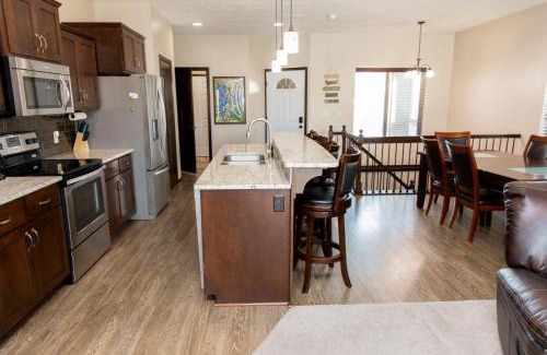 Arnolds Park Villa | Bridges Bay Vacation Cabin 185