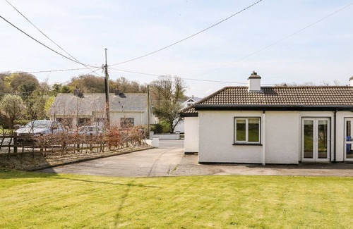 Kerrykeel Cottage | BRIDGETOWN COTTAGE, pet friendly in Kerrykeel, County Donegal