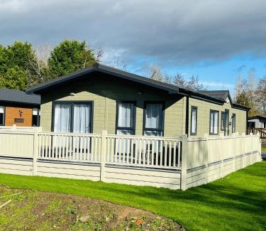 Allerthorpe House | Bridgewater Lodge with Hot Tub