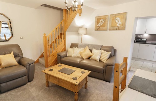 Rhiwbryfdir Cottage | BRIDGEWAY HOUSE, pet friendly, with open fire in Blaenau Ffestiniog