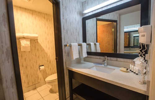 Wilkes East Hotel | Bridgeway Inn & Suites Portland Airport