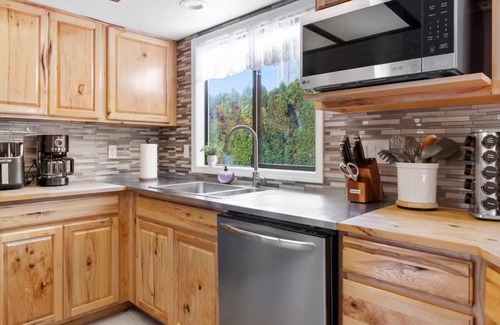 Gresham Apartment | Bridging the Gorge & City: Your Cozy Home!
